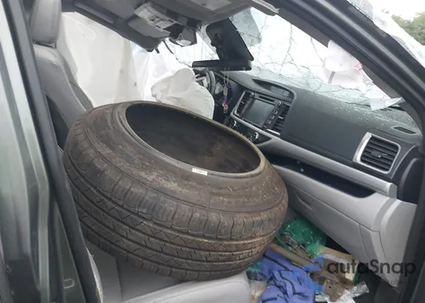 2017 Toyota Highlander Xle z USA, uszkodzony, nr VIN 5TDJZRFH9HS461928